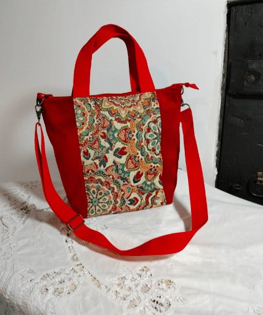 Bolso de mano rojo con estampados de flores
