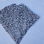 Poncho blanco y negro