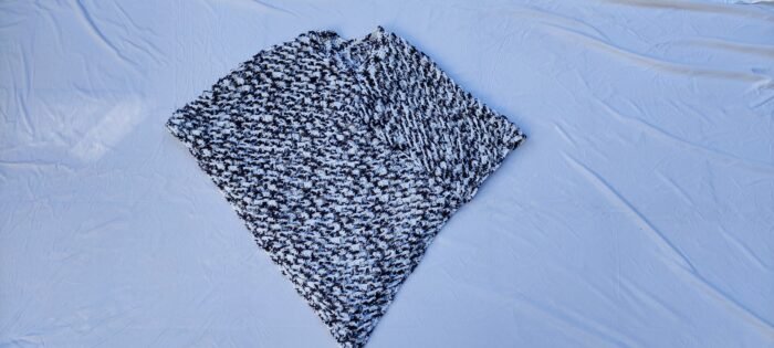 Poncho blanco y negro - Imagen 2