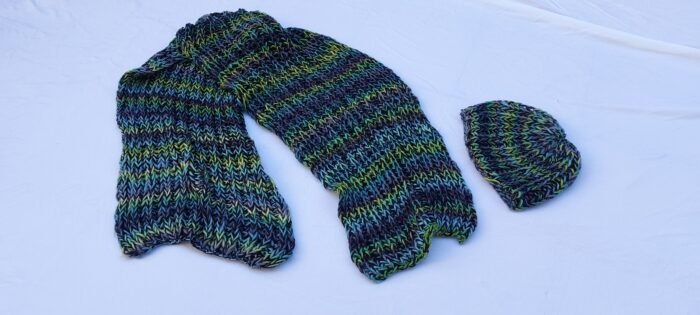 Gorro y bufanda en tonos verde - Imagen 2