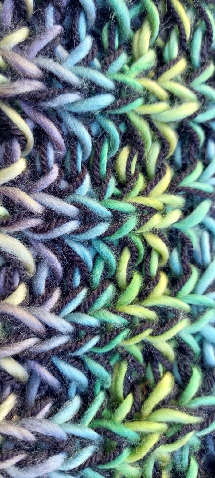 Gorro y bufanda en tonos verde - Imagen 5