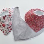 Bandana gris-rojo, talla 3 (6 a 12 meses)